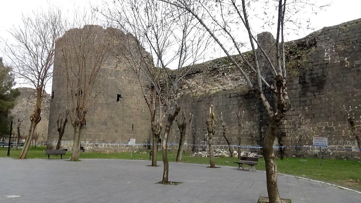 Elazığ depremi, UNESCO Dünya Mirası Listesi\'nde bulunan surları da etkiledi