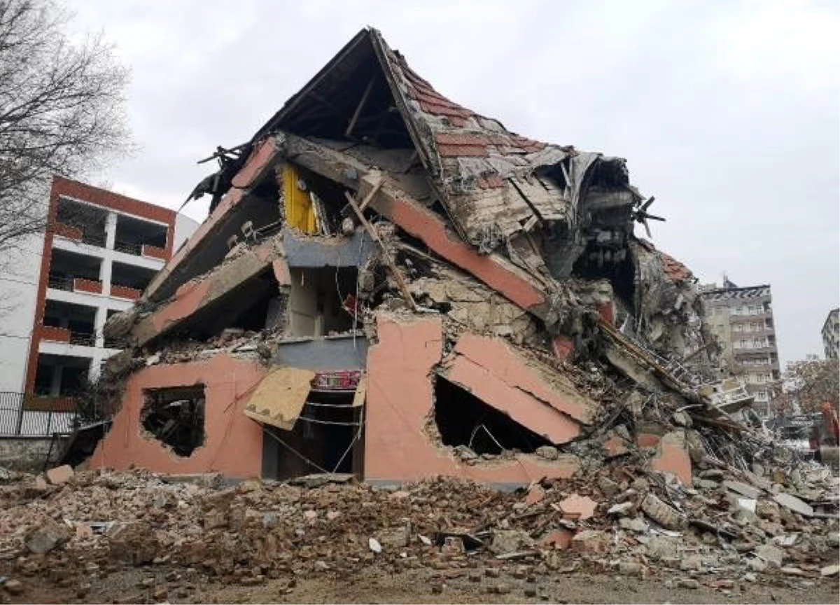 Elazığlı öğrenciler, ağır hasarlı okullarının yıkımını üzüntüyle izledi