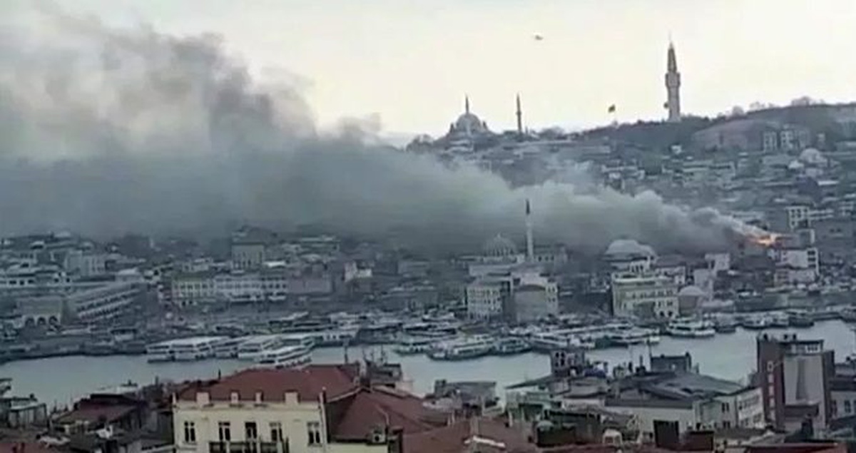 Eminönü\'nde bir hanın çatısında yangın çıktı