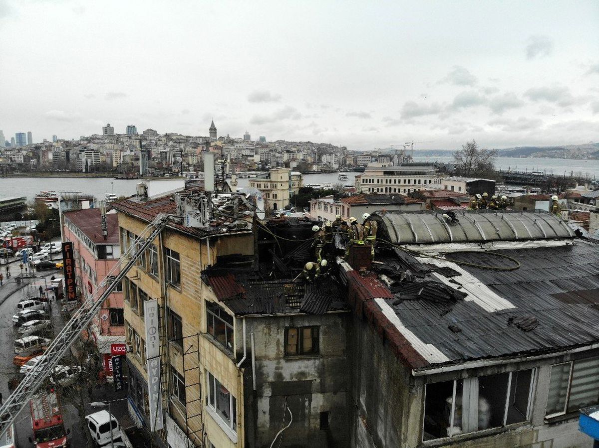 Eminönü\'nde ısınmak için kullanılan elektrikli soba yangın çıkardı
