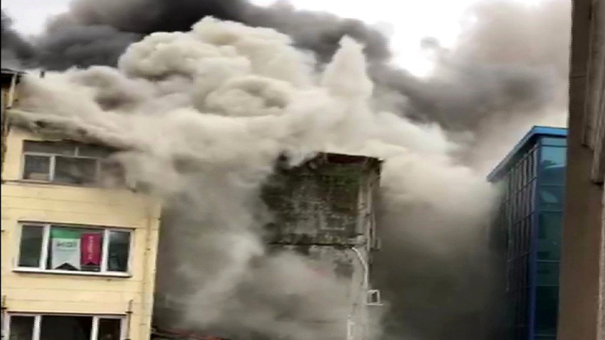 Eminönü\'nde kırtasiye malzemeleri satan 4 katlı bir iş yerinin deposunda yangın çıktı.