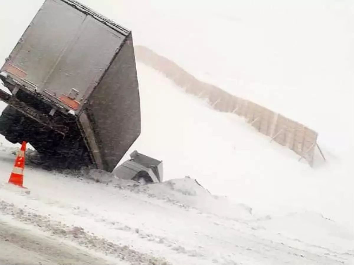 Erzincan\'da makarna yüklü TIR ile iş makinesi çarpıştı: 2 yaralı