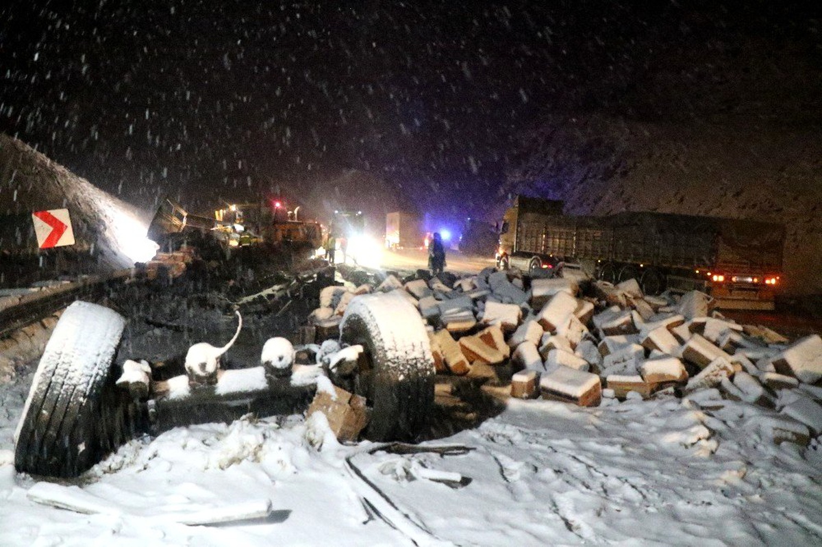 Erzincan\'da tır ile kar küreme çalışması yapan iş makinesi çarpıştı