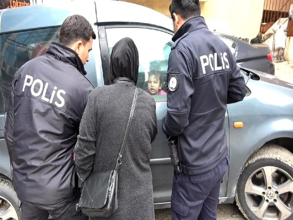 Esenyurt\'ta otomobilde unutulan küçük Sena\'nın zor anları