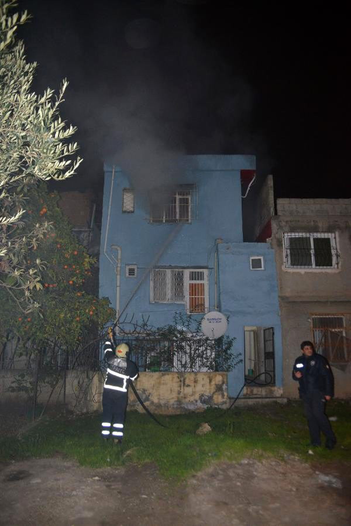Eşini dövüp, evi ateşe verdi