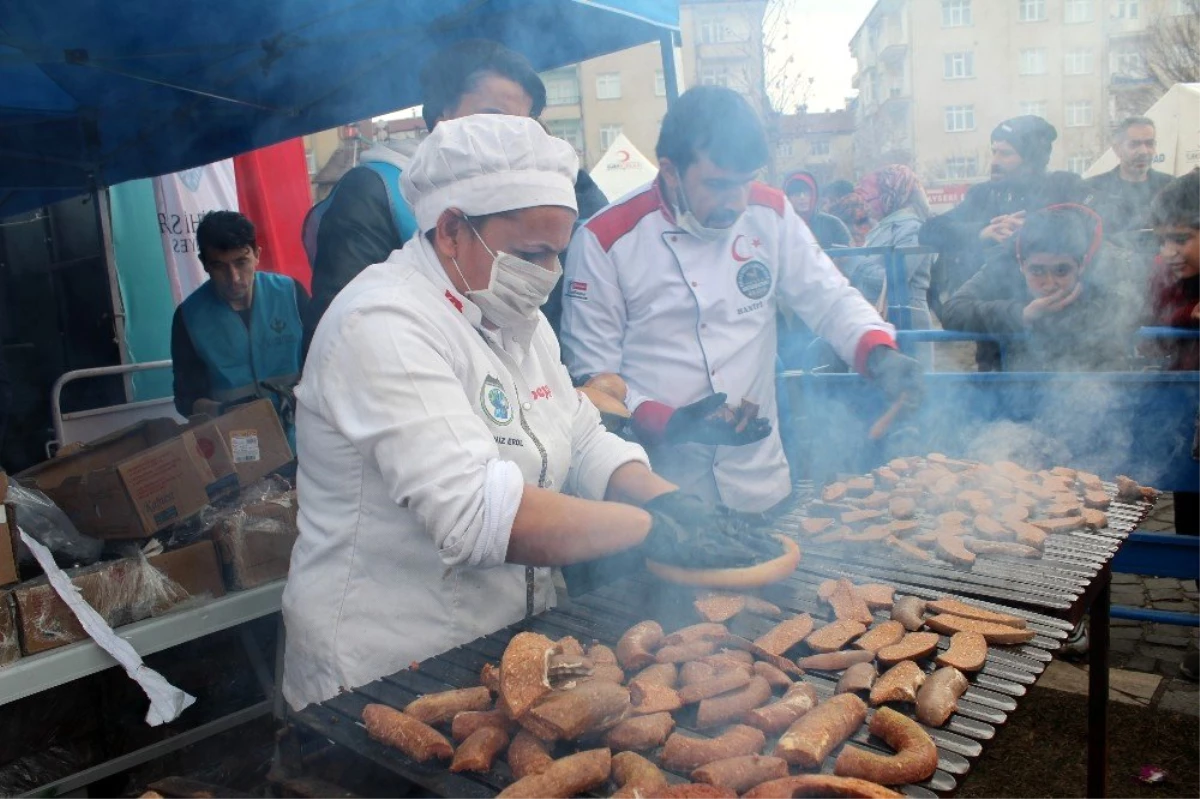 Festival iptal edildi, 1 ton sucuk Elazığ\'da depremzedelere ikram edildi