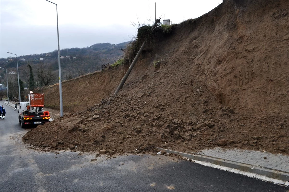 Gölcük\'te toprak kayması elektrik direğini devirdi