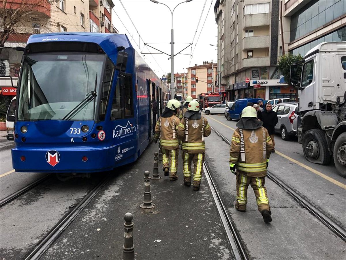 Güngören\'de bir kişinin yaralandığı kaza, tramvay seferlerini etkiledi
