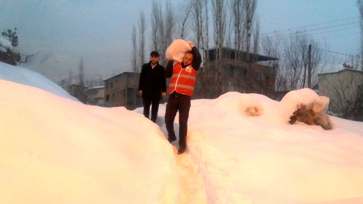 Hakkari\'de dar gelirli ailelere yardım eli