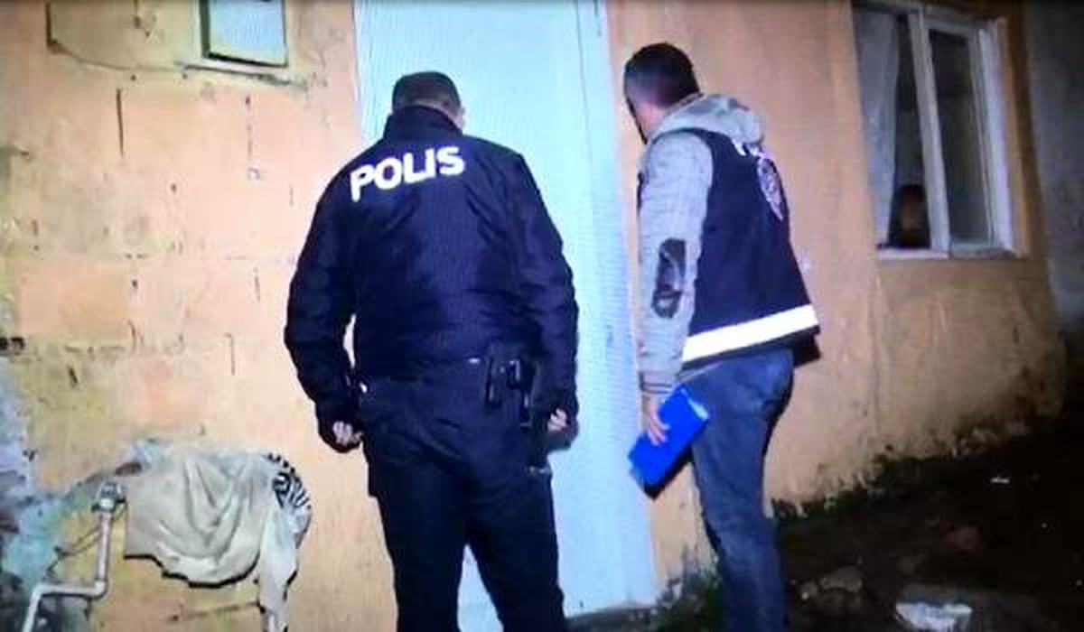 Haklarında arama kararı bulunanlara şafak operasyonu: 34 gözaltı