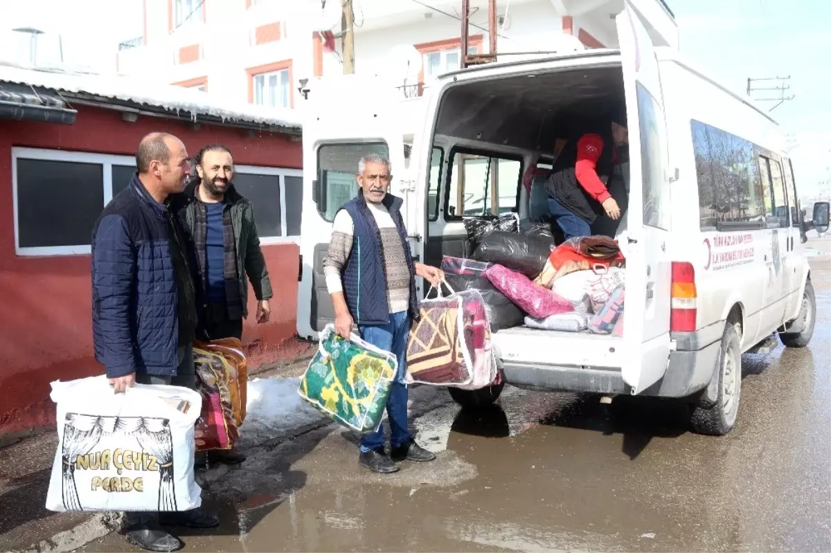 Harçlıklarıyla depremzedeler için battaniye aldı