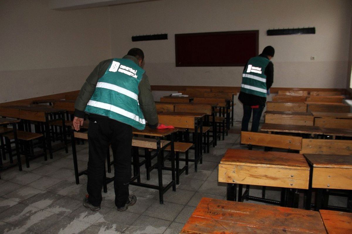 Hükümlüler okulu baştan aşağı temizledi