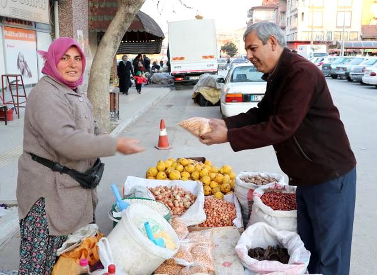 İki üniversite mezunu kadın, pazar tezgahından vazgeçmedi