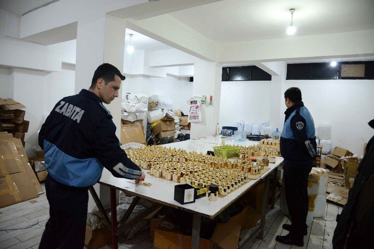 İstanbul Bahçelievler\'de sahte parfüm operasyonu