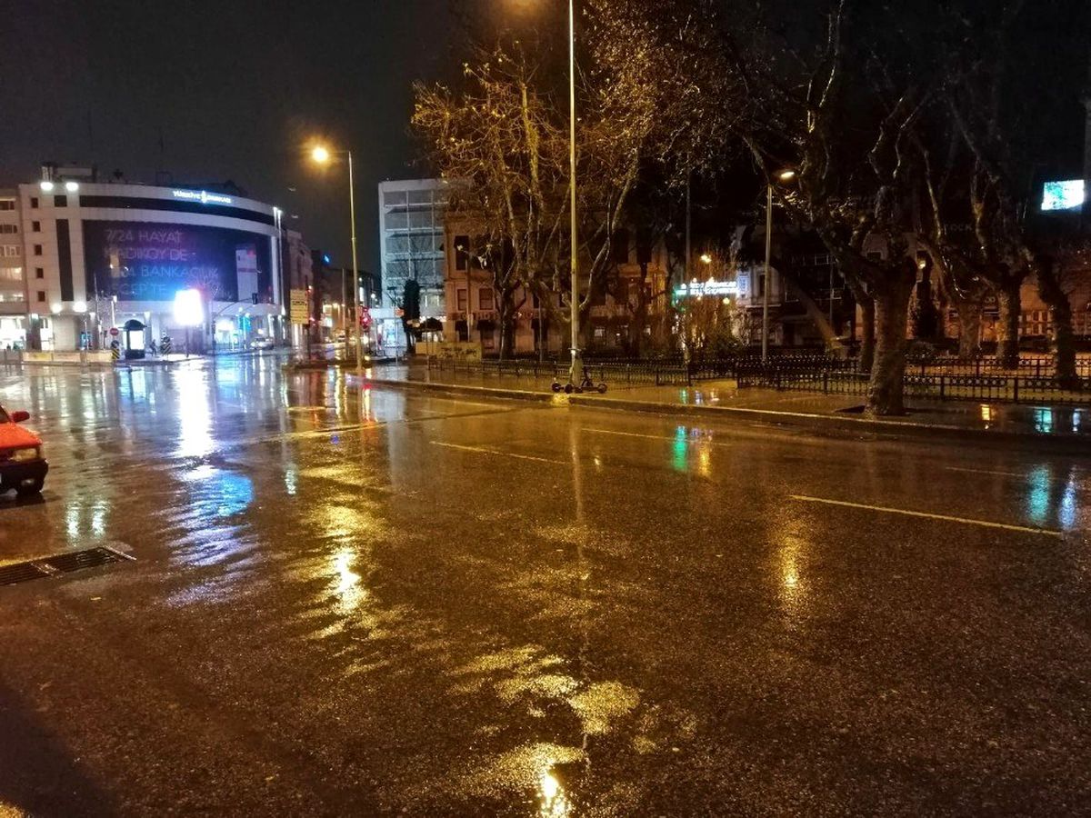 İstanbul\'da sağanak yağış etkisini artırdı