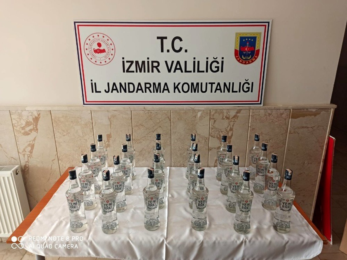 İzmir\'de otomobil bagajında sahte rakı ele geçirildi