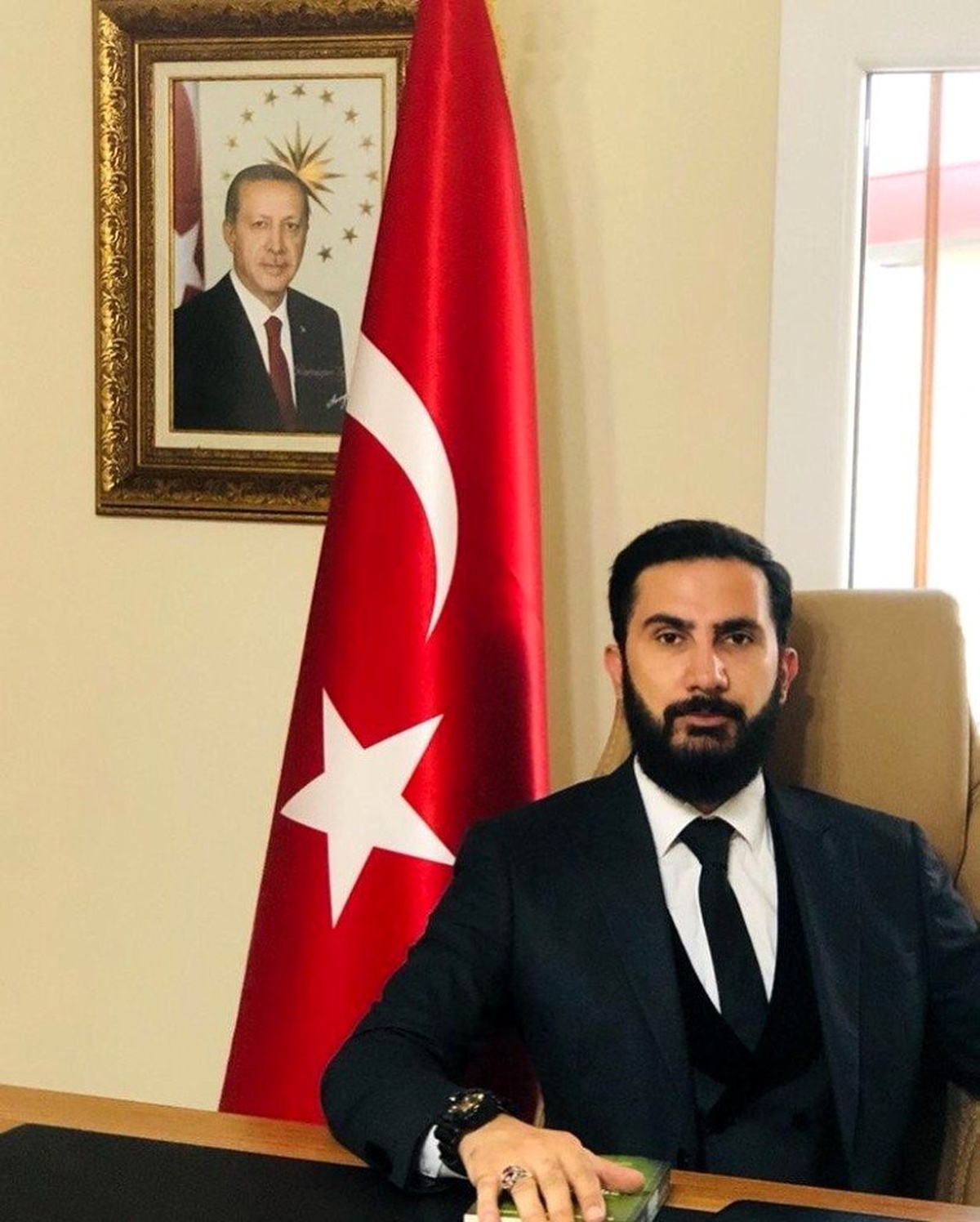 İzol\'dan Türk bayrağını yırtan Yunan vekile sert tepki