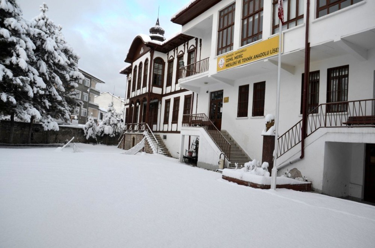 Karabük\'te depreme dayanıksız 6 okul için yıkım kararı verildi