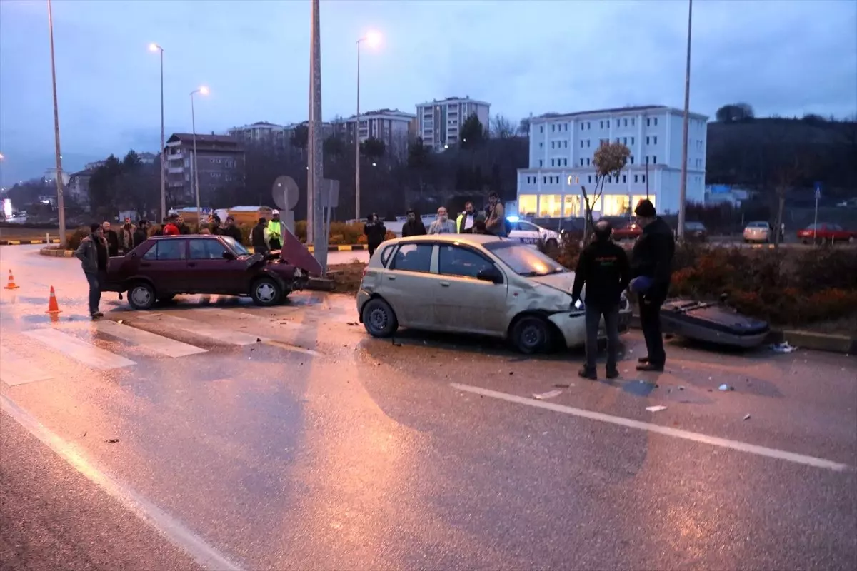 Karabük\'te iki otomobil çarpıştı: 4 yaralı