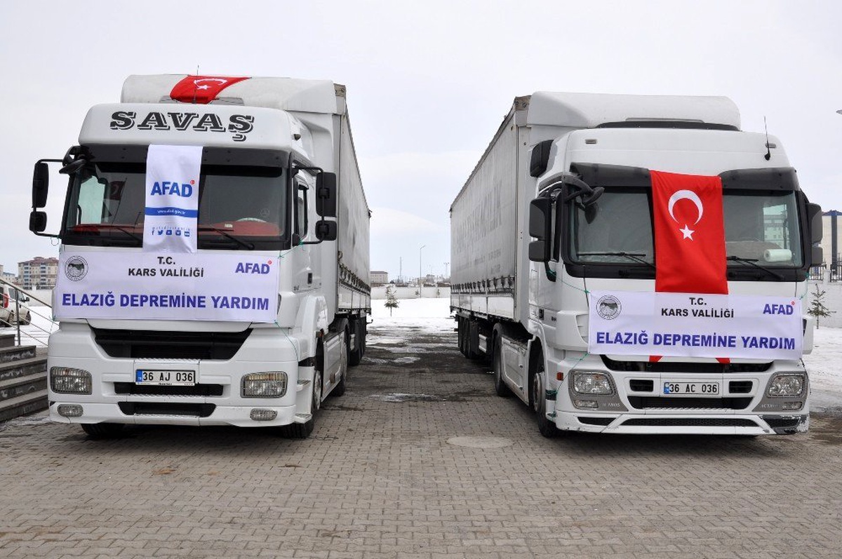 Kars\'tan Elazığ\'a yardım tırları yola çıktı