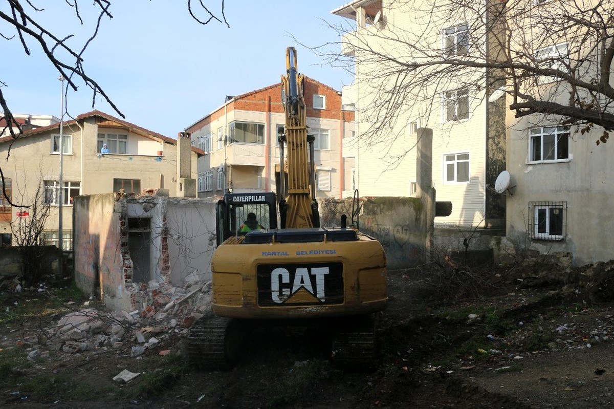 Kartal\'da Hürriyet Mahallesi\'nde metruk bina yıkıldı