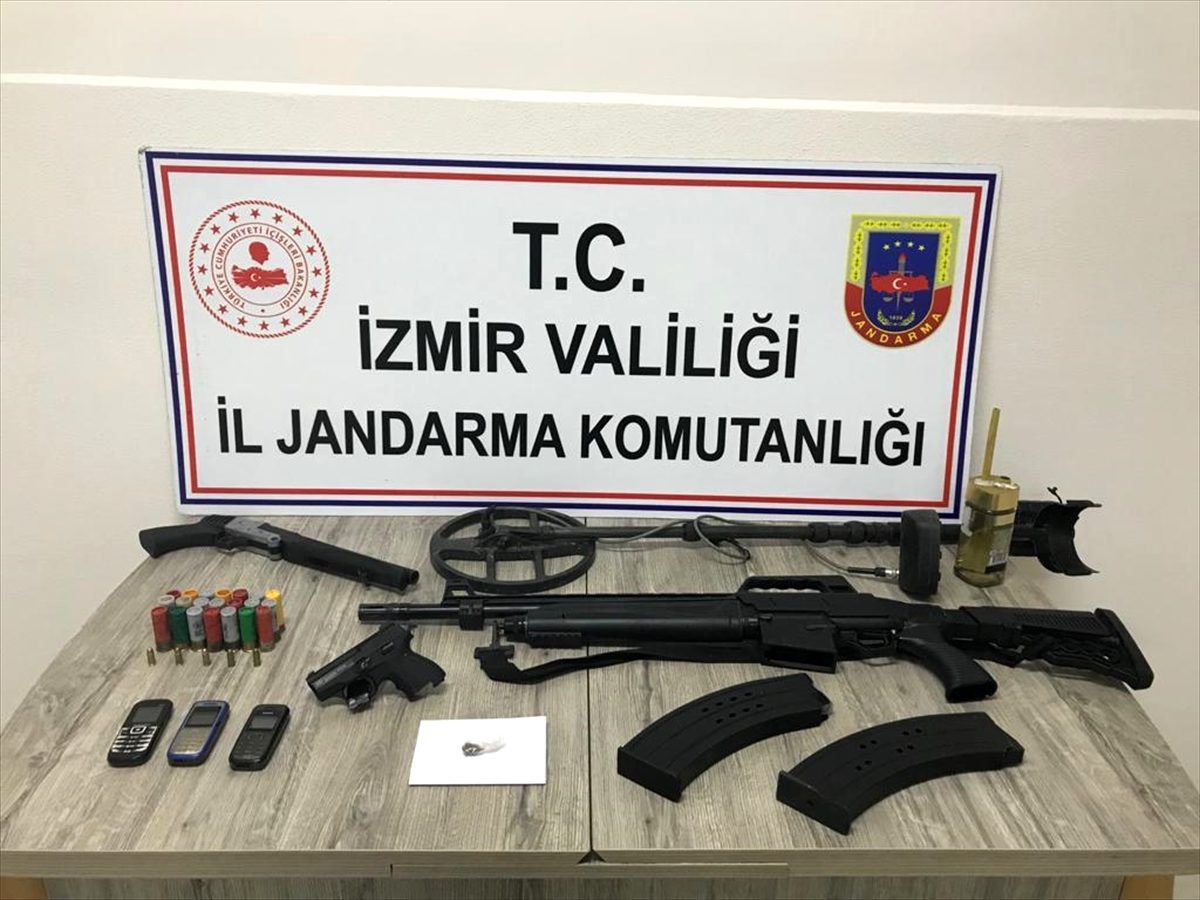 Kemalpaşa\'da 2\'si cezaevi firarisi 3 kişi ruhsatsız silahlarla yakalandı