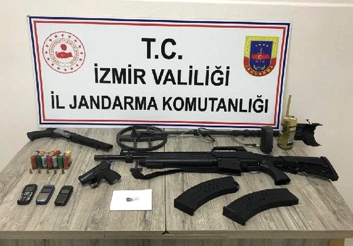 Kemalpaşa\'da 2\'si cezaevi firarisi aranan 3 kişi, yakalandı