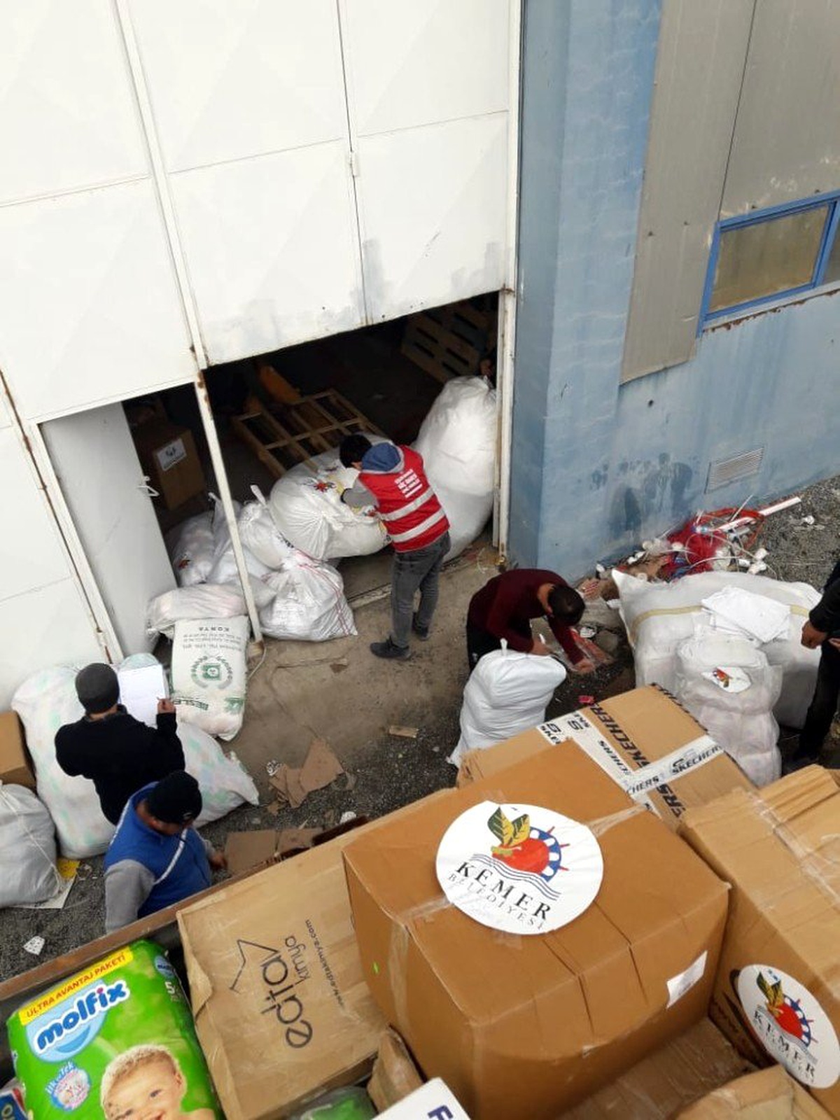 Kemerden gönderilen yardım malzemeleri Elazığ\'a ulaştı