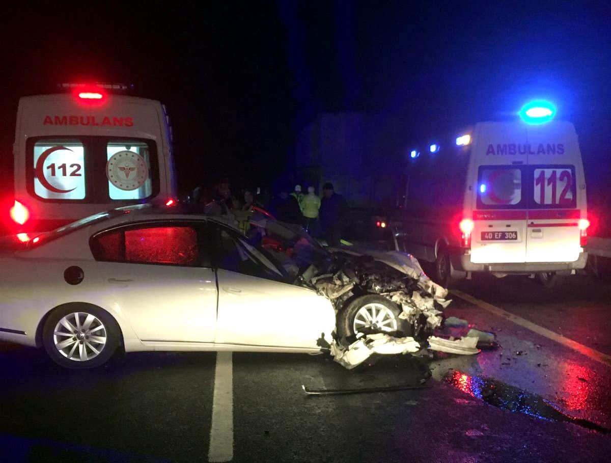 Kırşehir\'de otomobiliyle refüje çarpan öğretmen hayatını kaybetti
