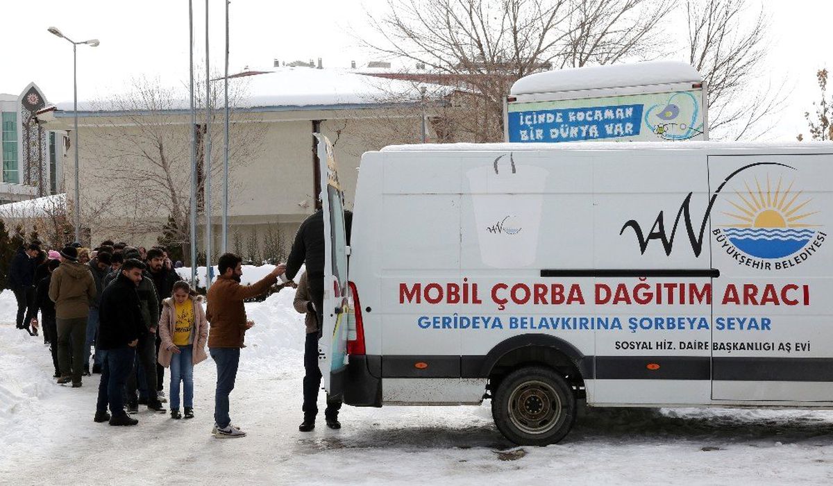 Kütüphanedeki öğrencilere sıcak çorba