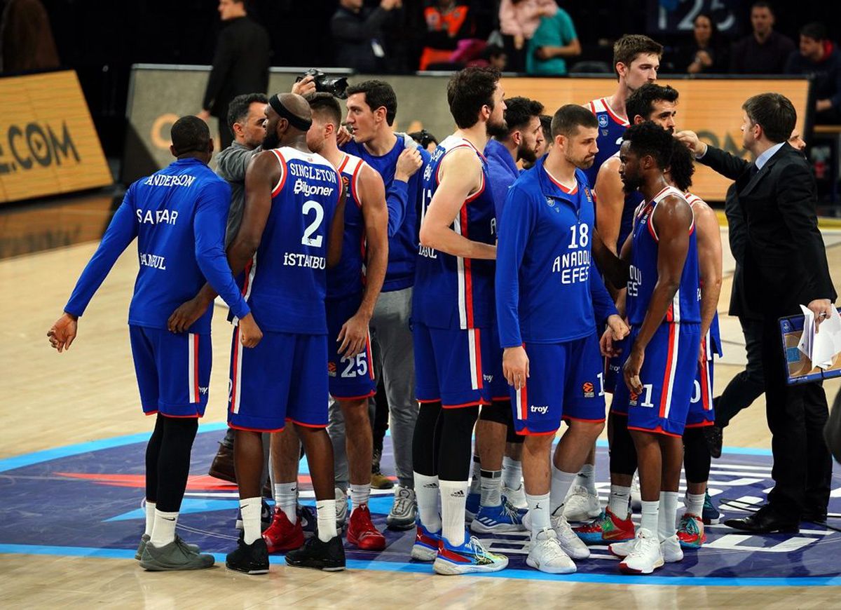 Lider Anadolu Efes, Kızılyıldız\'a konuk olacak