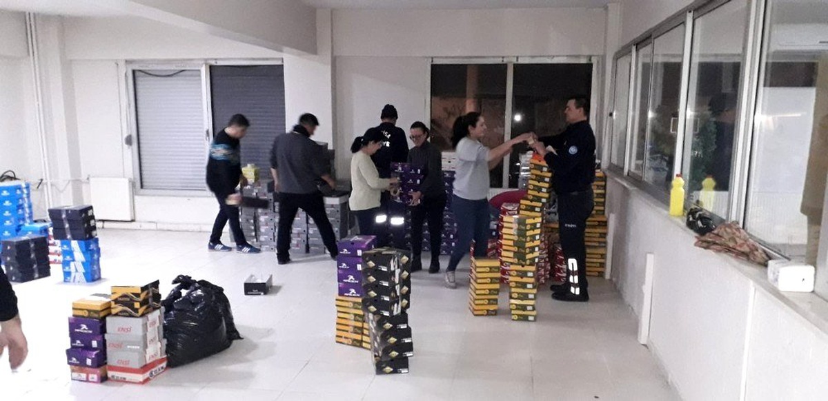 Manisa Büyükşehir\'in 3 şirketinden depremzedelere bin adet battaniye
