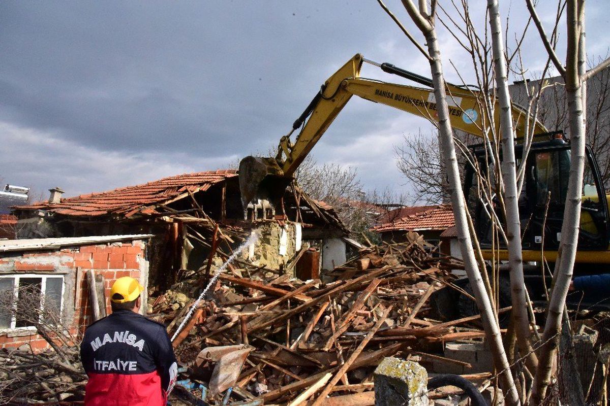 Manisa Valiliği deprem hasarının 4 ilçeye ulaştığını açıkladı
