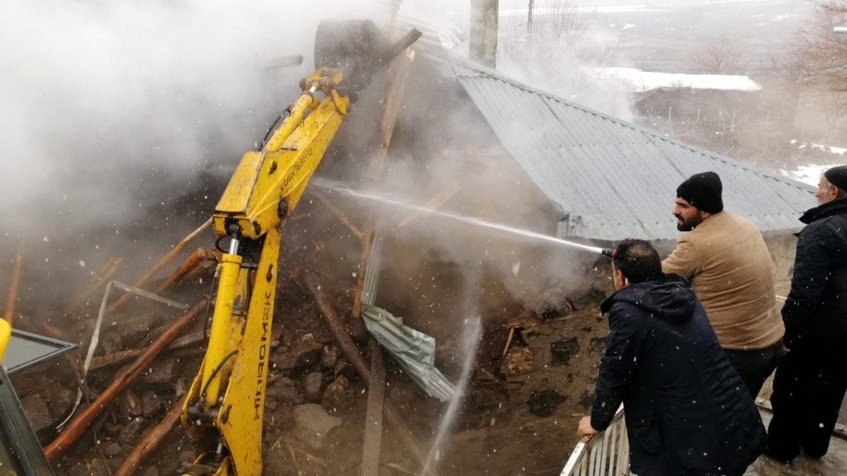 Metruk evde yangın çıktı, yavru köpekler telef oldu