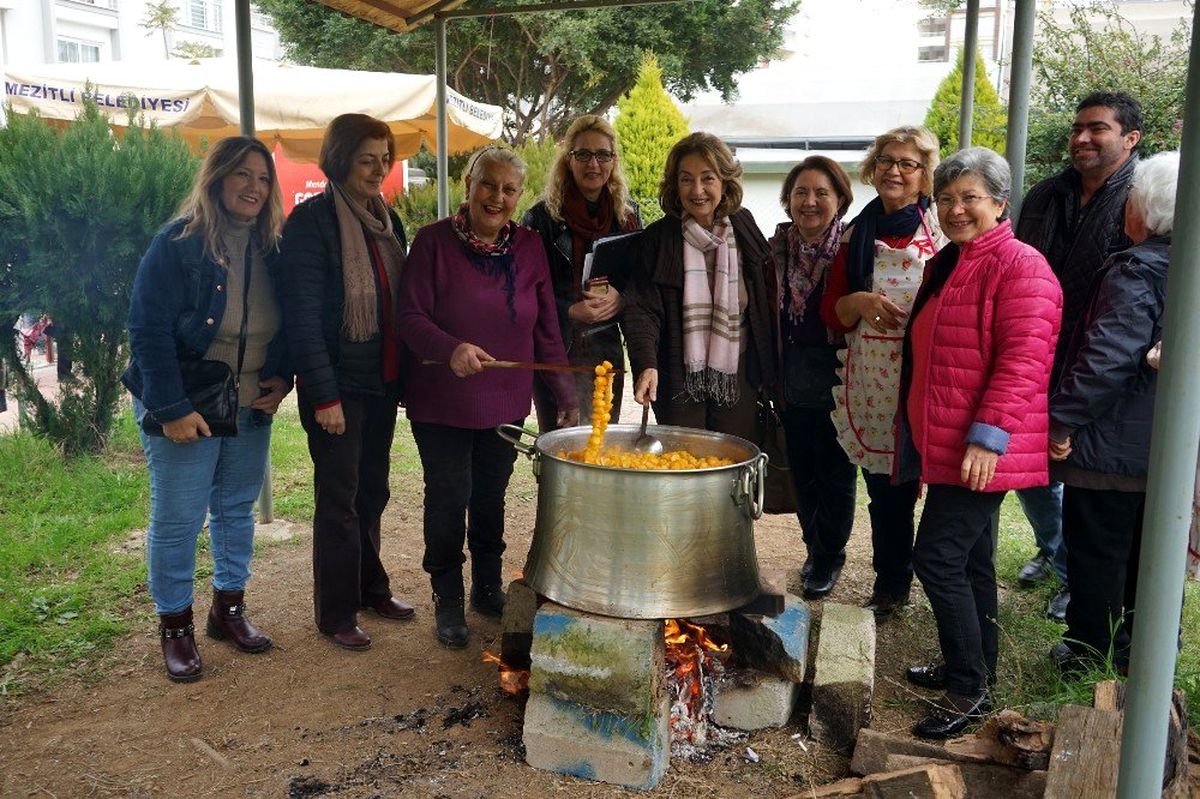 Mezitli\'nin gönüllü kadınları, turunç reçeli yaparak kız çocuklarını okutuyor