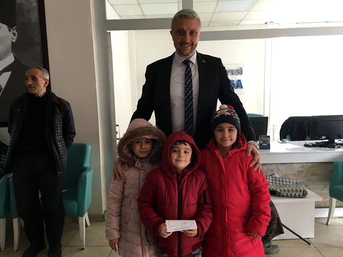 Minik öğrencilerden depremzedelere yardım