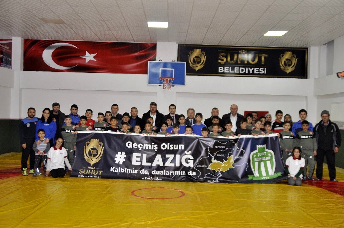 Minik sporculardan Elazığ ve Malatya depremine pankartlı destek