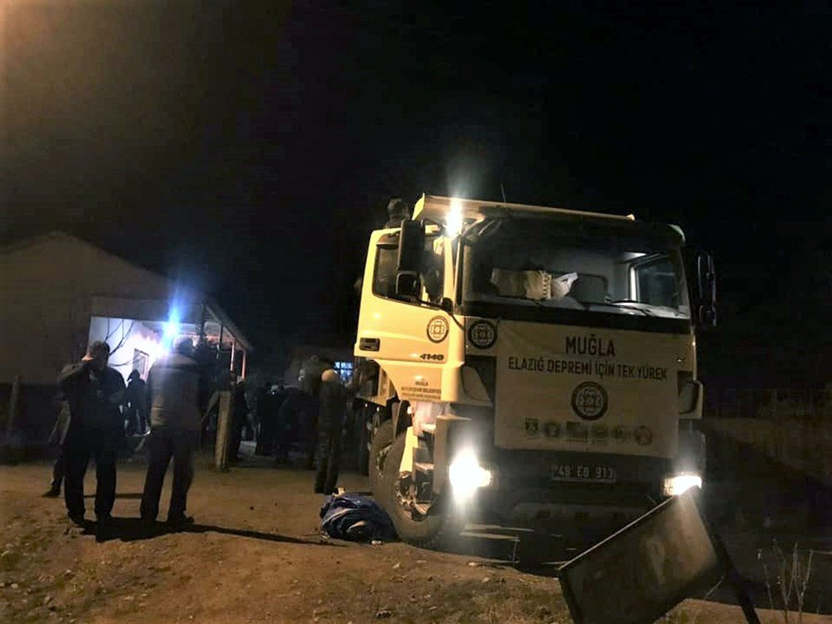 Muğla\'nın yardım tırları Elazığ\'a ulaştı