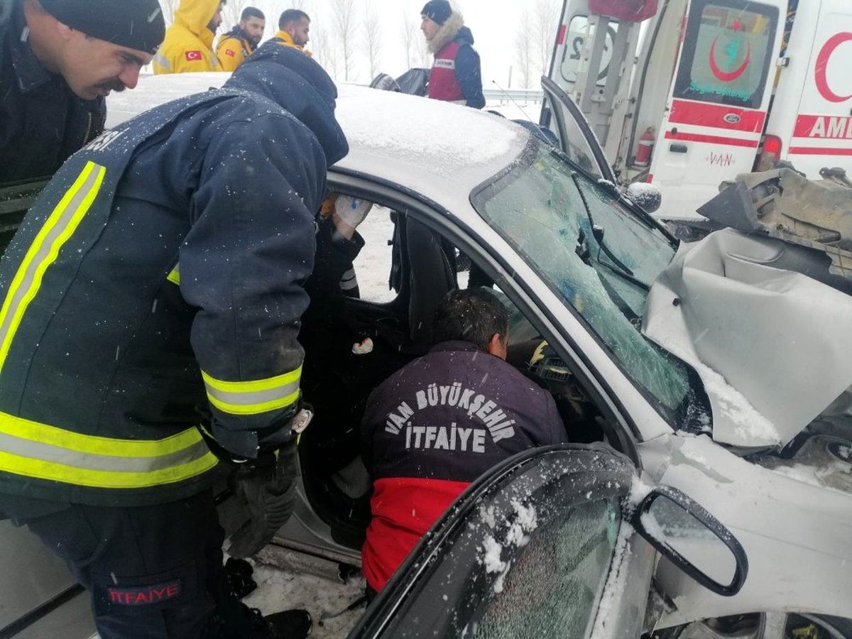 Muradiye\'de trafik kazası; 4 yaralı