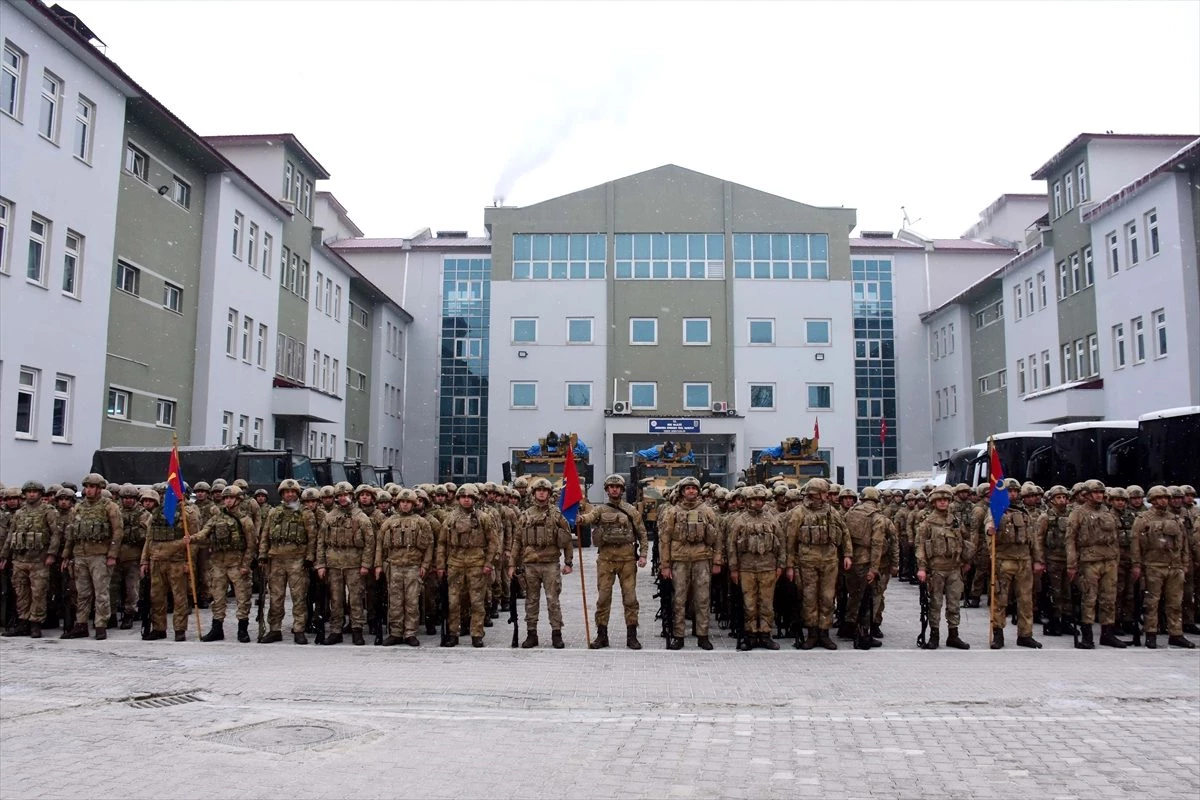 Muş\'ta görevli 180 jandarma özel harekat görevlisi deprem bölgesine gitti