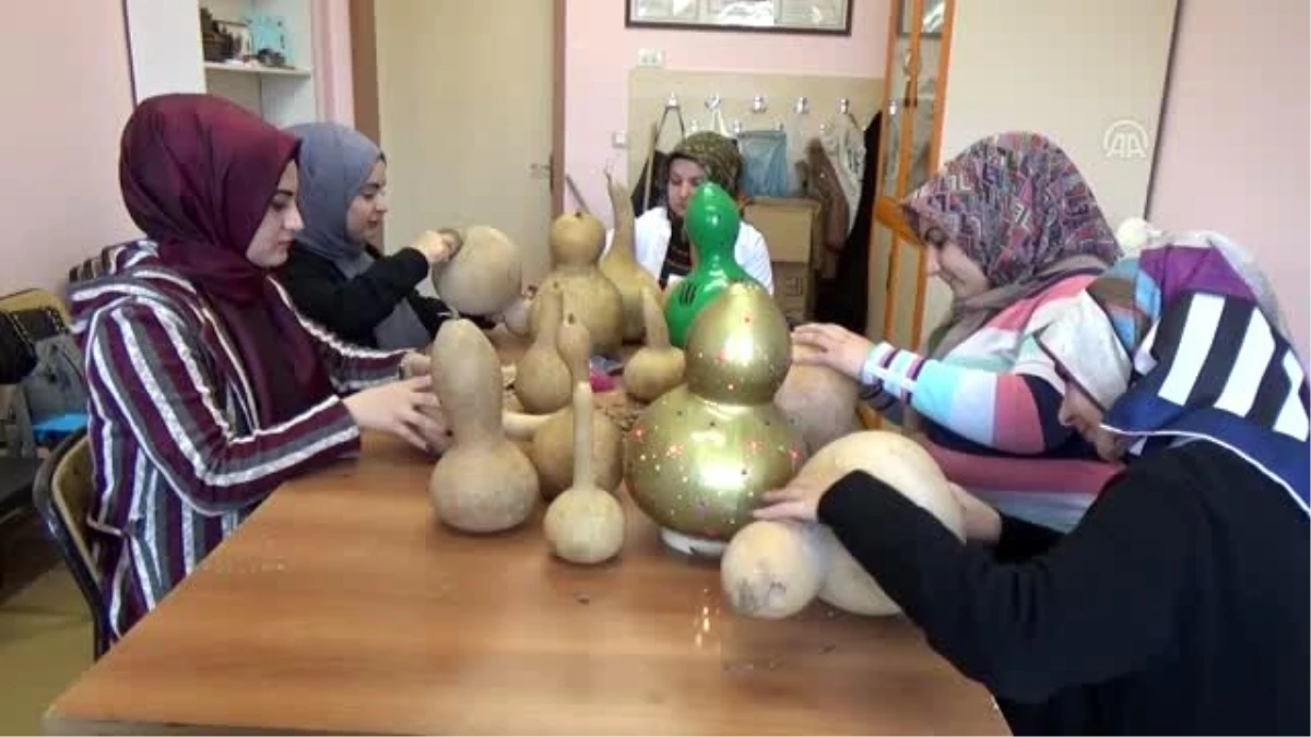 Muşlu kadınlar kurslarda hediyelik eşyalar üretiyor