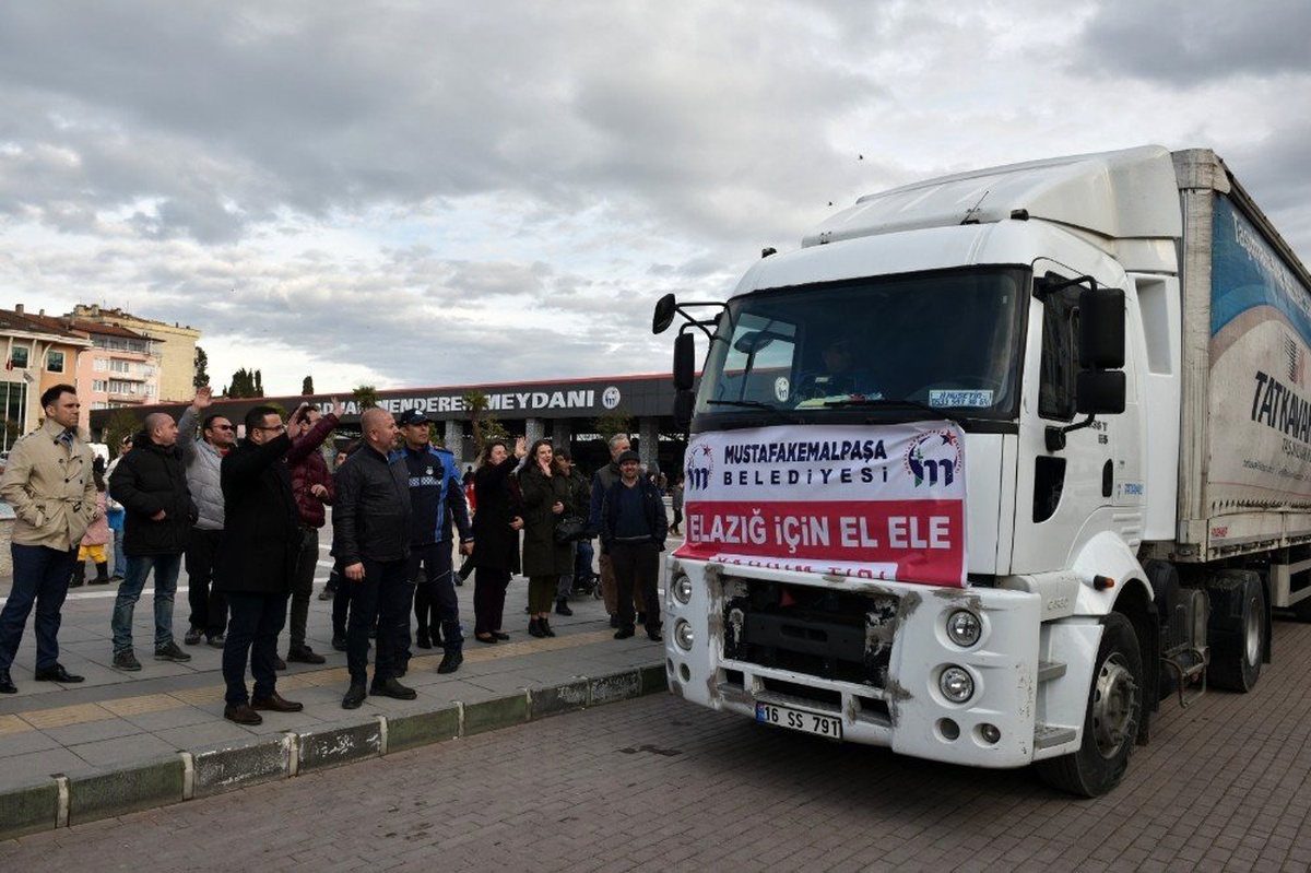 Mustafkemalpaşa\'dan Elazığ\'a yardım tırı yola çıktı