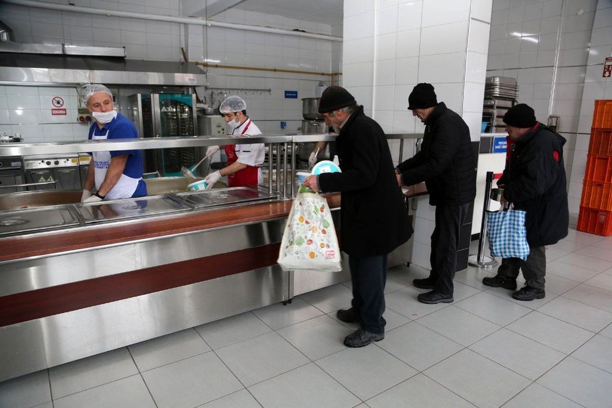 Odunpazarı Belediyesi Aşevi her gün bin 100 ihtiyaç sahibine vatandaşa yemek dağıtıyor