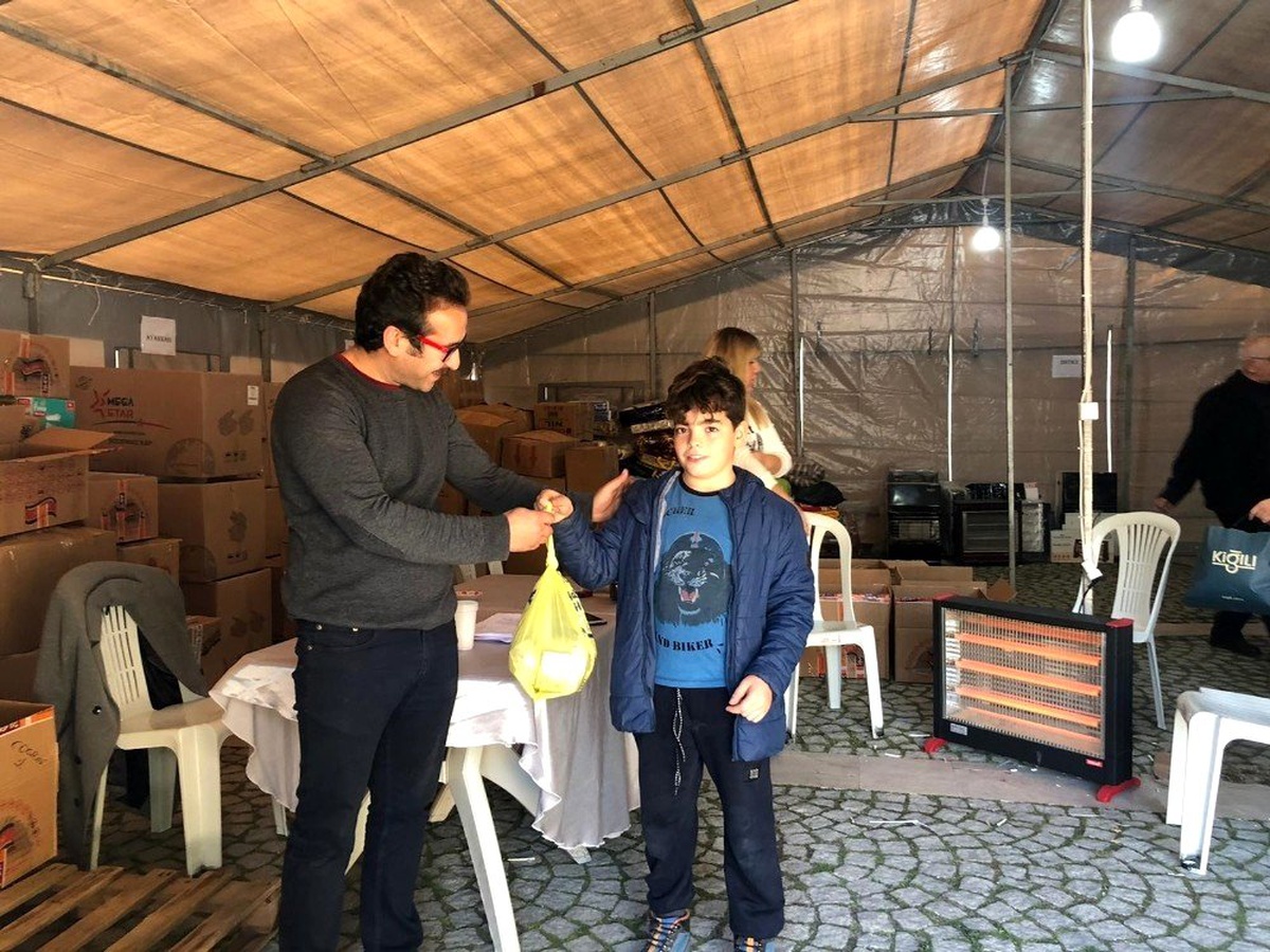 Okul harçlıklarıyla depremzedelere makarna gönderdiği