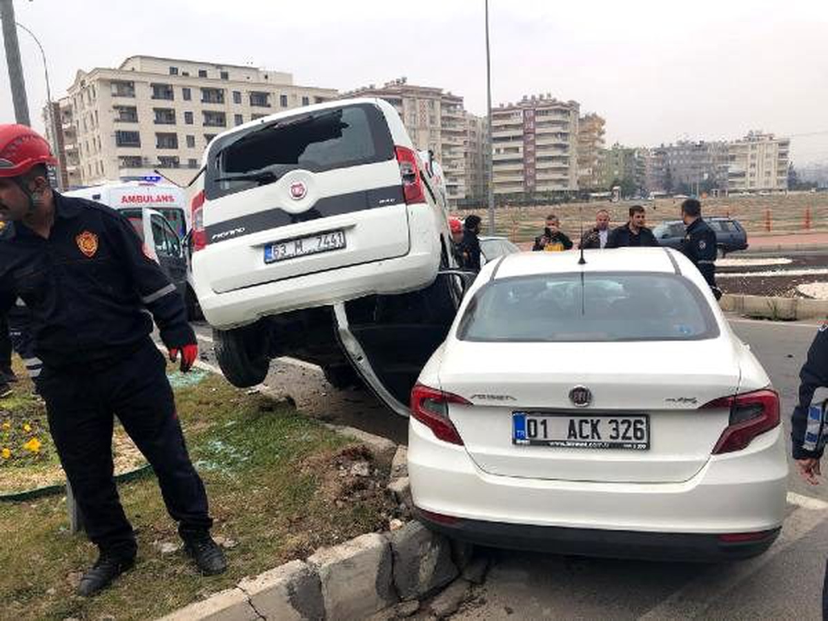 Otomobil ile hafif ticari araç çarpıştı: 6 yaralı