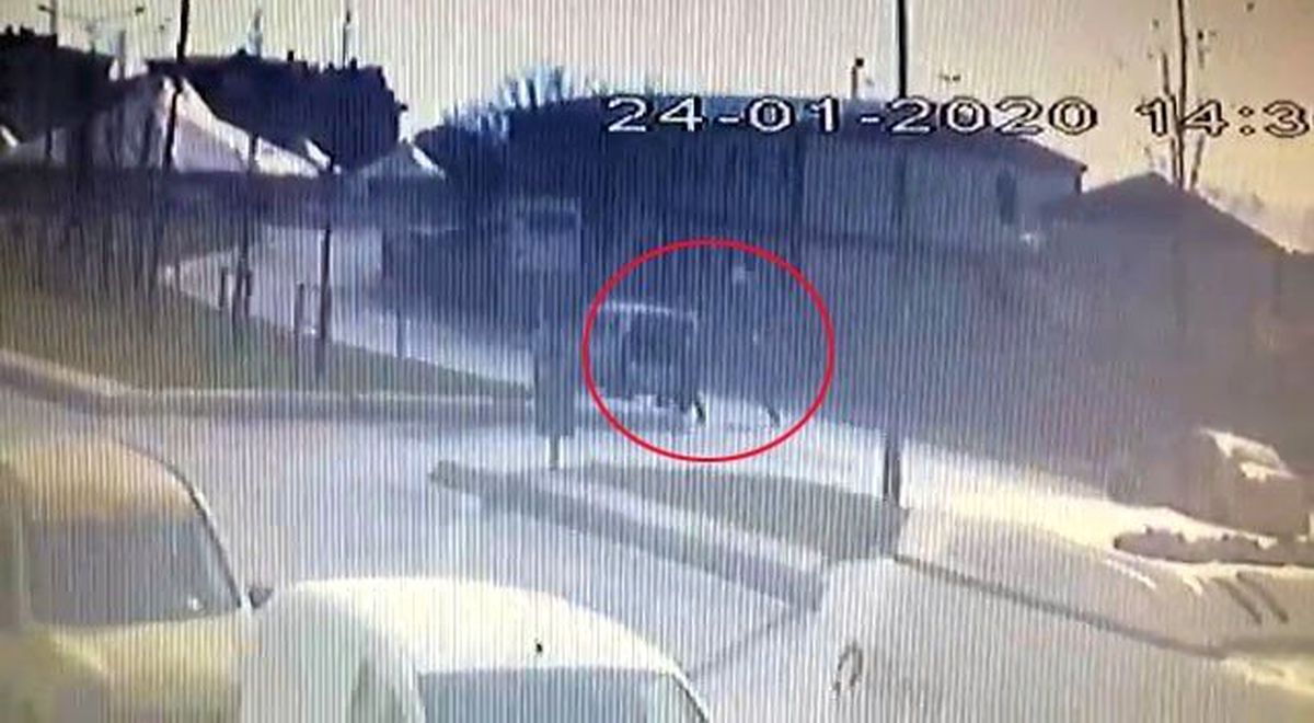 (Özel) Bıçaklı şahsın polise saldırdığı anlar kamerada