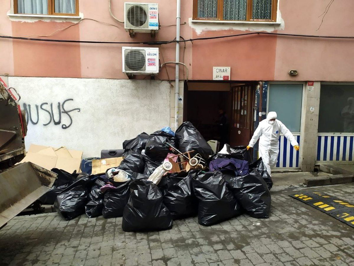 (Özel) Koku üzerine eve giden belediye ekipleri şoke oldu