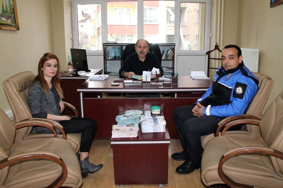Polis ekipleri güvenli internet kullanımı için broşür dağıttı