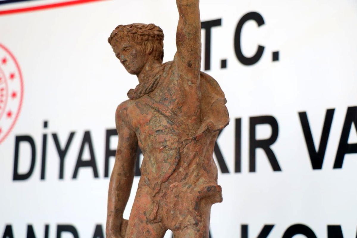 Roma dönemine ait heykeli satmak isterken yakalandılar