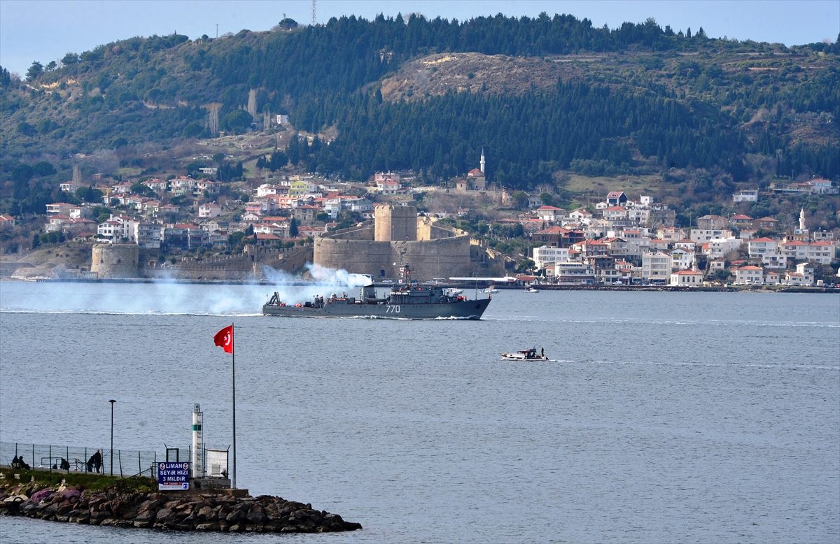 Rus askeri gemileri Çanakkale Boğazı\'ndan geçti